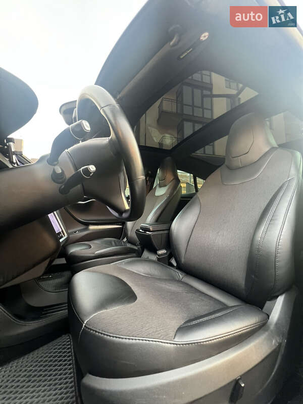 Ліфтбек Tesla Model S 2015 в Львові