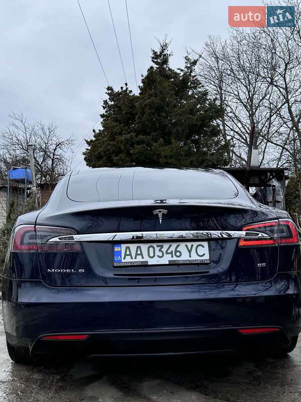 Ліфтбек Tesla Model S 2015 в Дніпрі