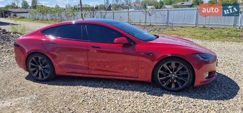 Ліфтбек Tesla Model S 2017 в Косові
