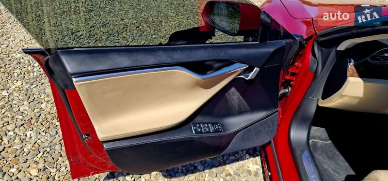 Ліфтбек Tesla Model S 2017 в Косові