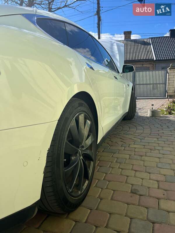 Лифтбек Tesla Model S 2015 в Луцке