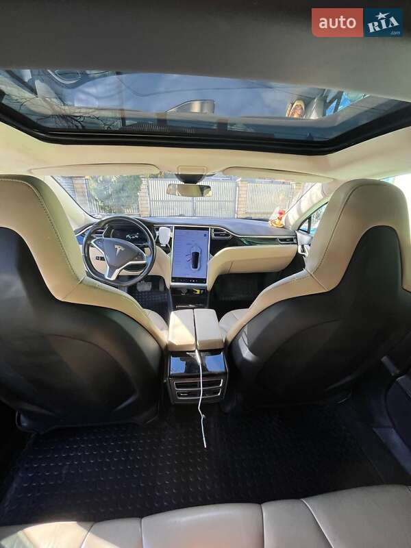 Лифтбек Tesla Model S 2015 в Луцке