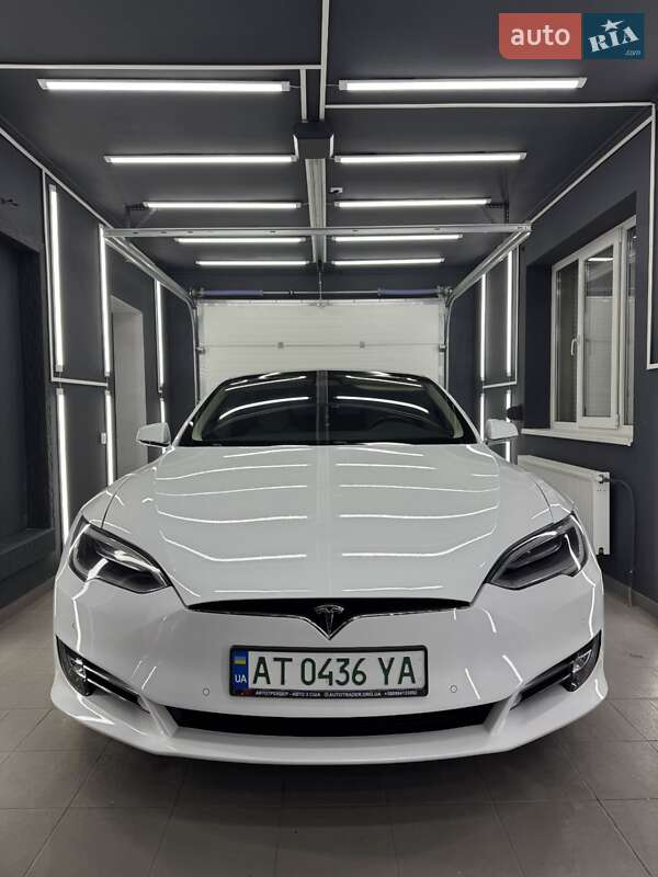 Лифтбек Tesla Model S 2017 в Коломые