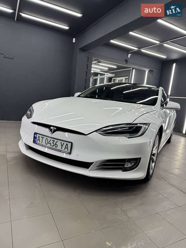 Лифтбек Tesla Model S 2017 в Коломые