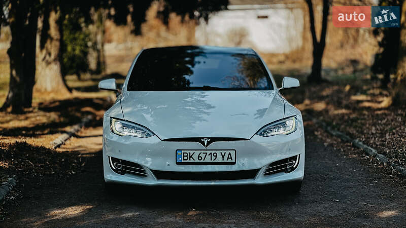 Ліфтбек Tesla Model S 2017 в Дубні