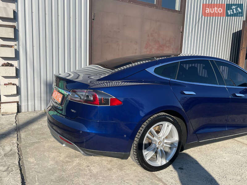 Лифтбек Tesla Model S 2015 в Ровно