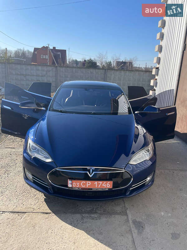 Лифтбек Tesla Model S 2015 в Ровно