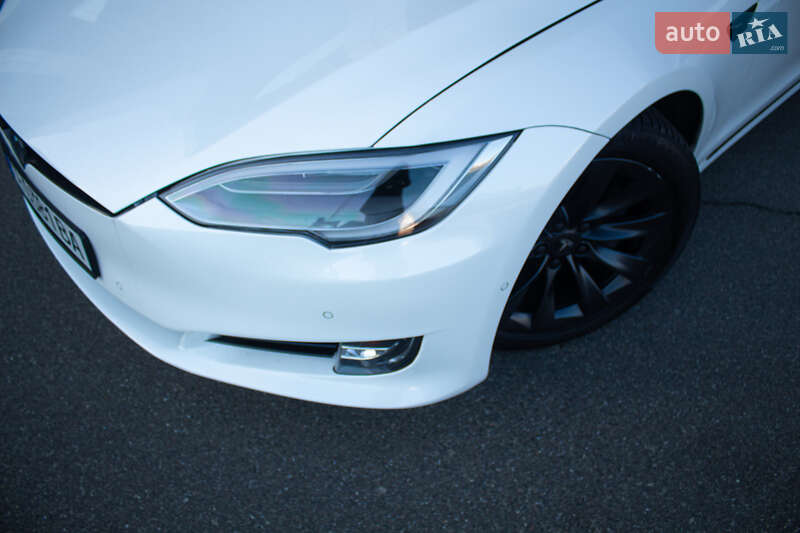 Лифтбек Tesla Model S 2017 в Киеве