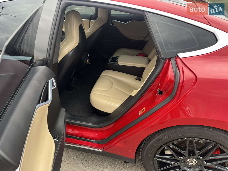 Ліфтбек Tesla Model S 2015 в Кривому Розі