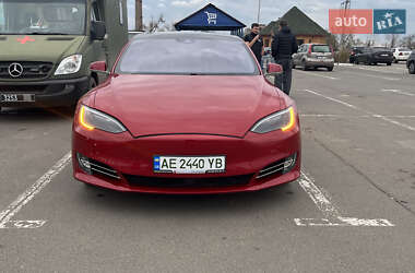 Лифтбек Tesla Model S 2015 в 
