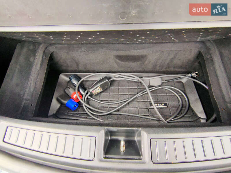 Лифтбек Tesla Model S 2014 в Звягеле