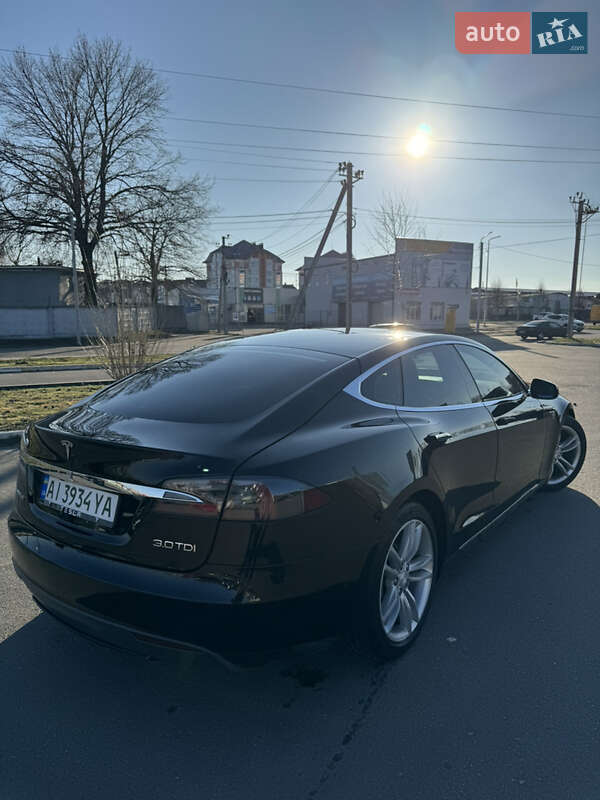 Лифтбек Tesla Model S 2015 в Киеве