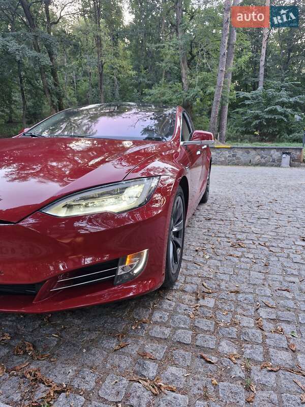 Ліфтбек Tesla Model S 2017 в Каневі