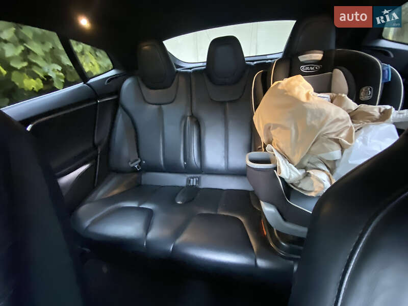 Лифтбек Tesla Model S 2016 в Львове