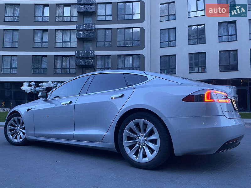 Лифтбек Tesla Model S 2016 в Львове