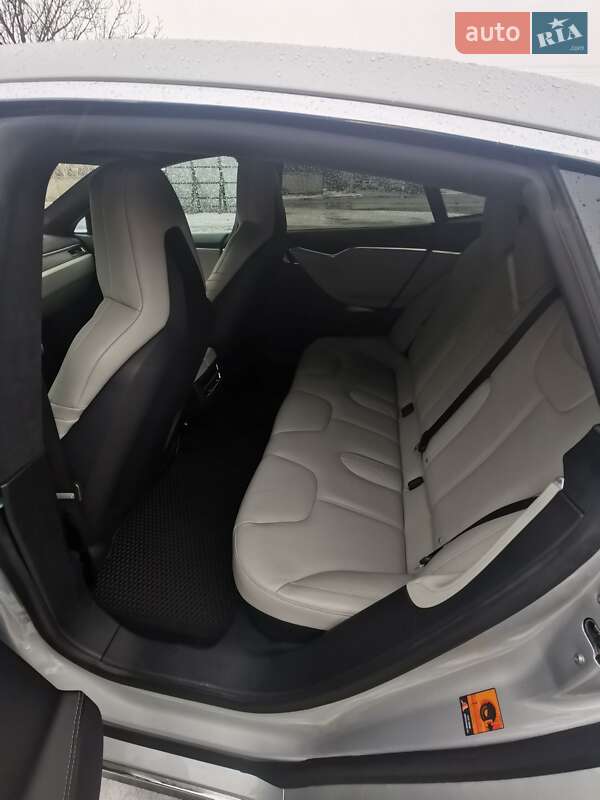 Ліфтбек Tesla Model S 2016 в Тернополі
