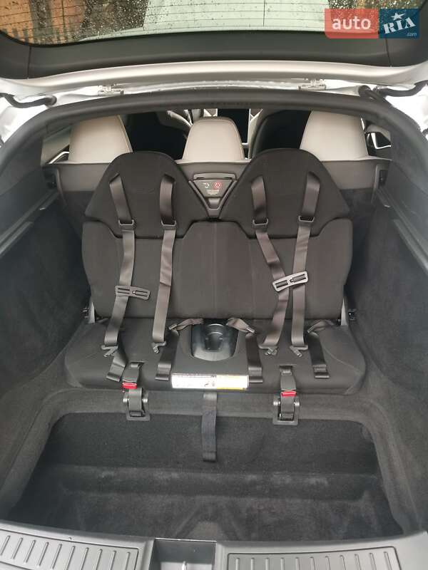 Ліфтбек Tesla Model S 2016 в Тернополі