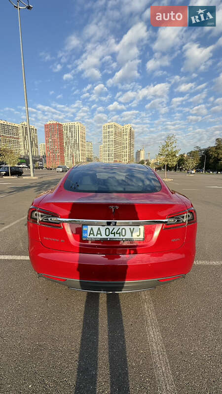 Лифтбек Tesla Model S 2015 в 