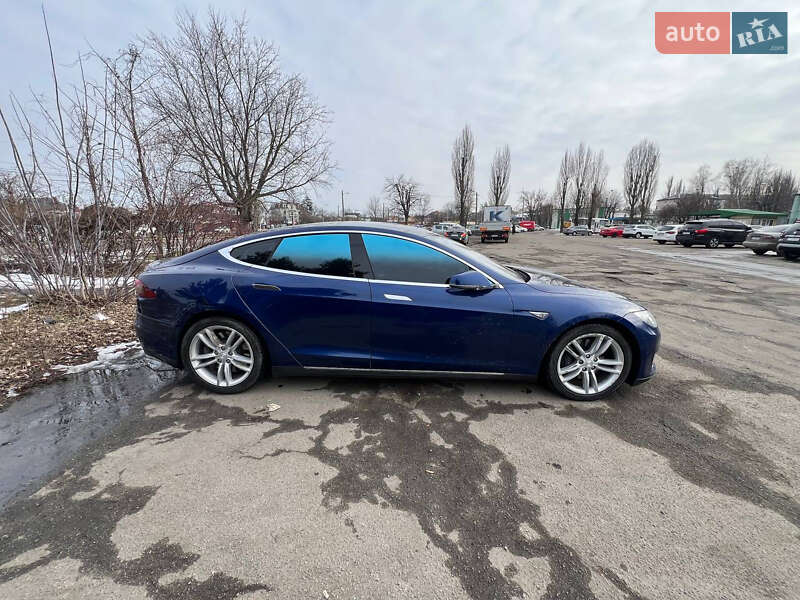 Лифтбек Tesla Model S 2015 в Киеве