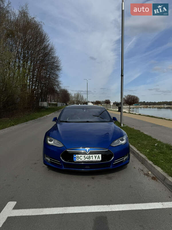 Лифтбек Tesla Model S 2015 в Буске