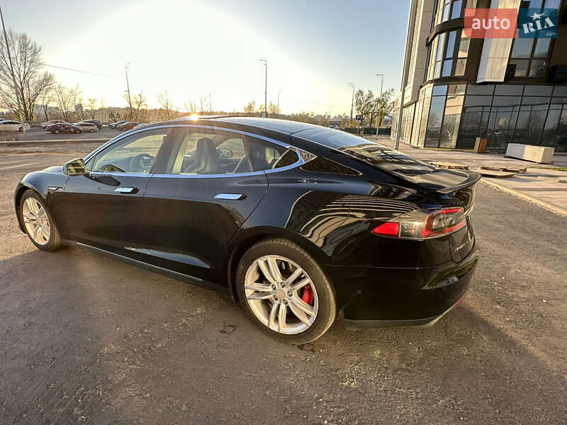 Лифтбек Tesla Model S 2015 в Киеве