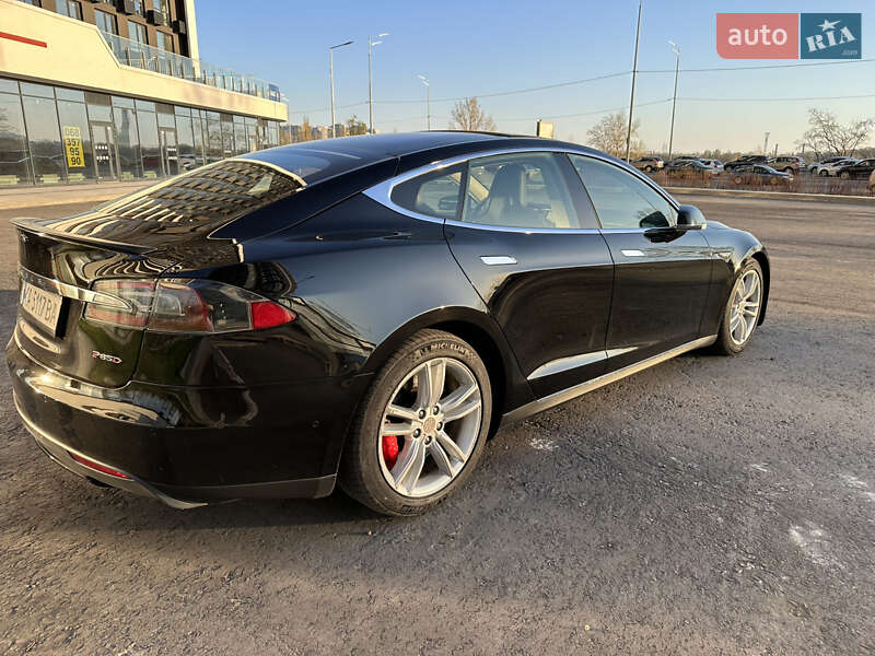 Лифтбек Tesla Model S 2015 в Киеве