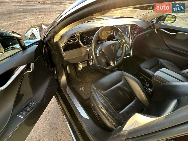 Лифтбек Tesla Model S 2015 в Киеве