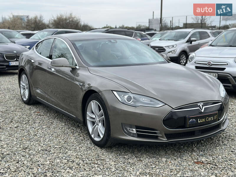 Лифтбек Tesla Model S 2015 в 