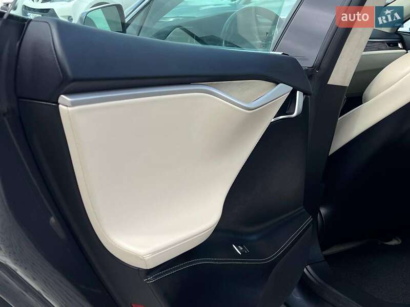 Ліфтбек Tesla Model S 2017 в Львові