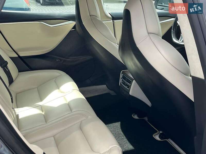 Ліфтбек Tesla Model S 2017 в Львові