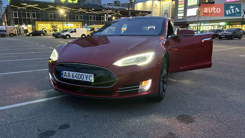 Ліфтбек Tesla Model S 2015 в Києві