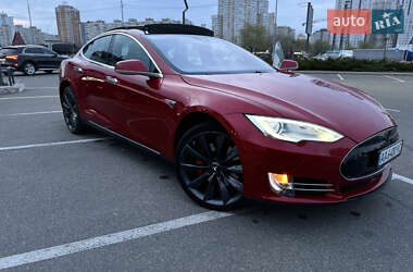 Лифтбек Tesla Model S 2015 в 