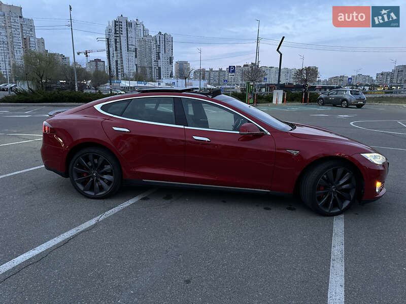 Ліфтбек Tesla Model S 2015 в Києві