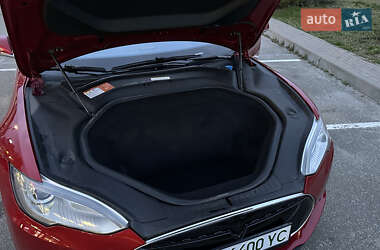Лифтбек Tesla Model S 2015 в 