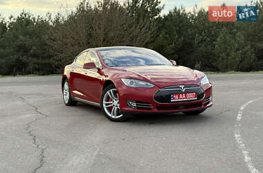 Лифтбек Tesla Model S 2015 в 