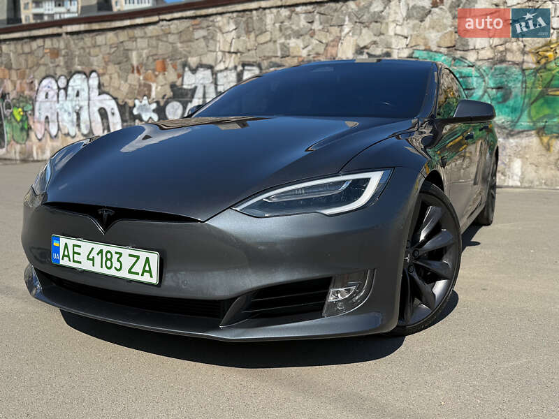 Лифтбек Tesla Model S 2017 в 