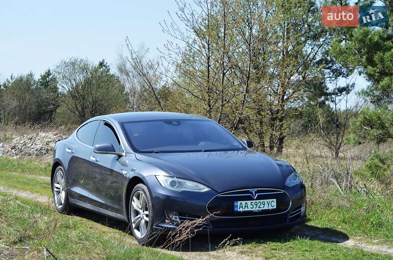 Лифтбек Tesla Model S 2014 в 