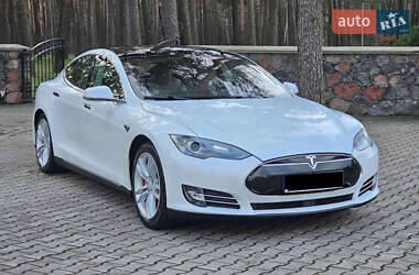 Лифтбек Tesla Model S 2015 в 