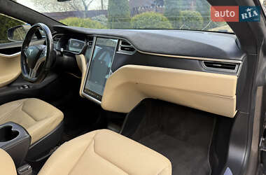 Лифтбек Tesla Model S 2015 в 