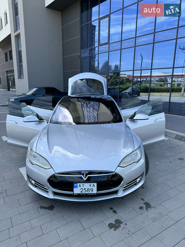 Лифтбек Tesla Model S 2014 в Ивано-Франковске
