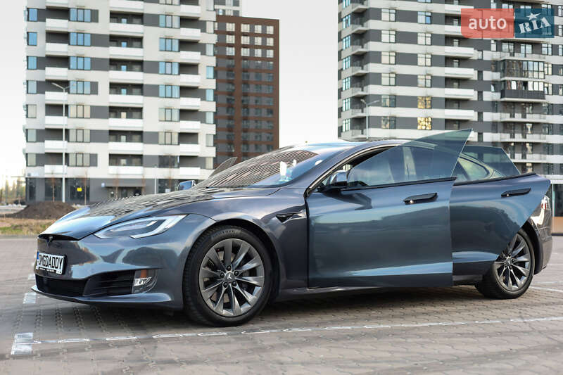 Лифтбек Tesla Model S 2019 в Киеве