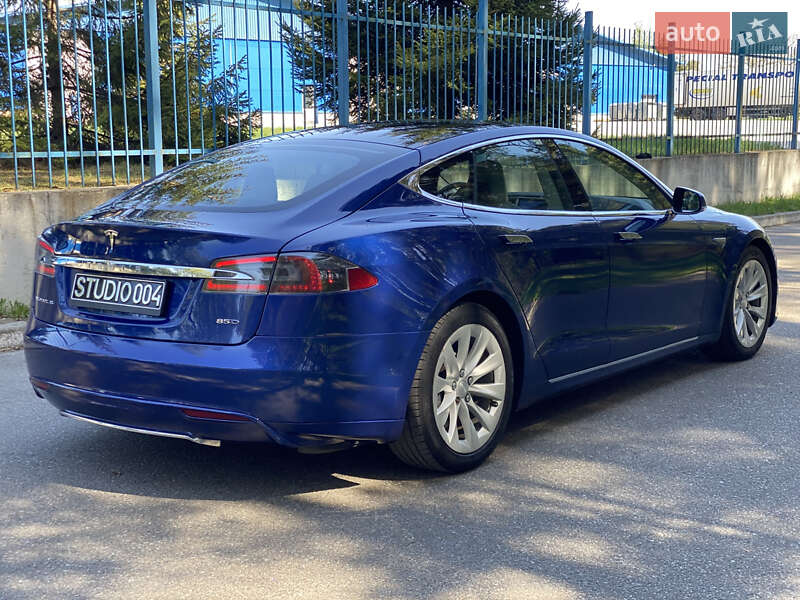 Ліфтбек Tesla Model S 2015 в Бучі