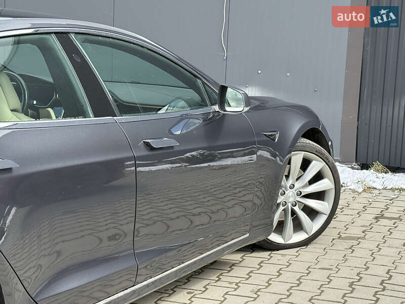 Лифтбек Tesla Model S 2017 в Львове