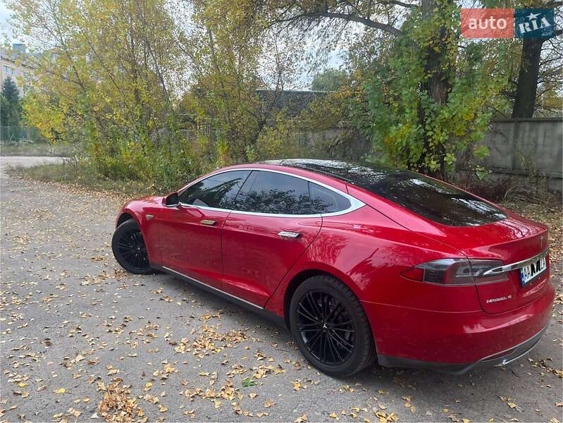 Лифтбек Tesla Model S 2015 в Киеве