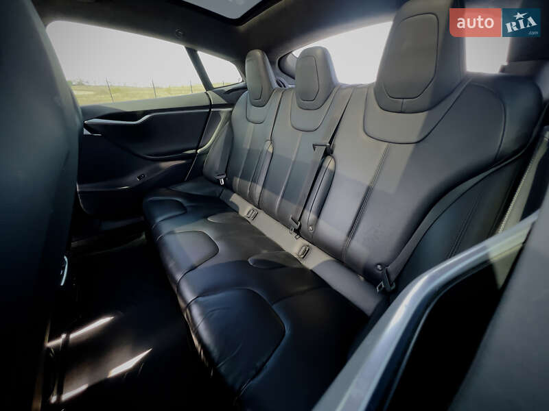 Лифтбек Tesla Model S 2016 в Ровно