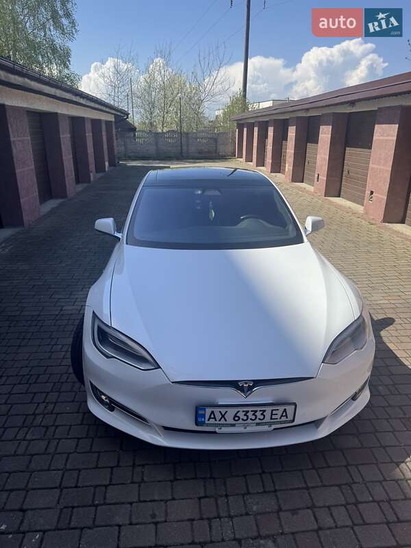 Лифтбек Tesla Model S 2017 в Ивано-Франковске