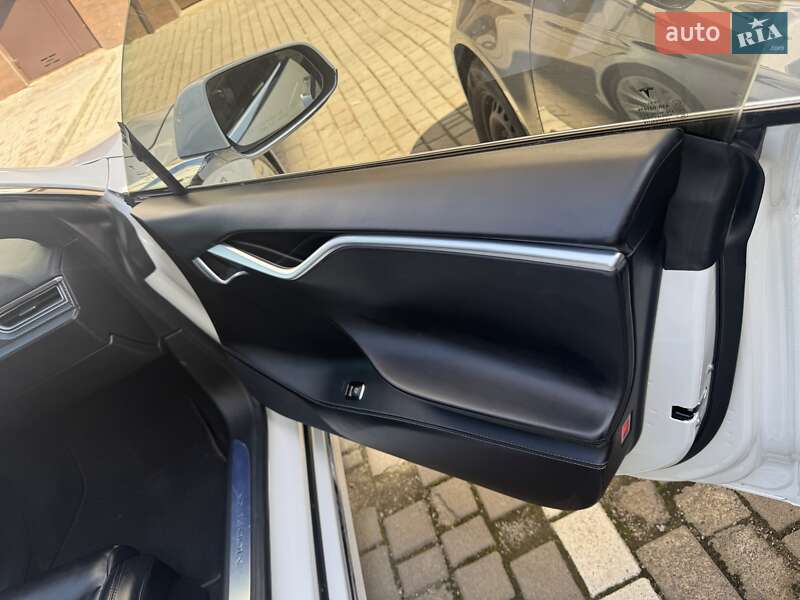 Лифтбек Tesla Model S 2017 в Ивано-Франковске