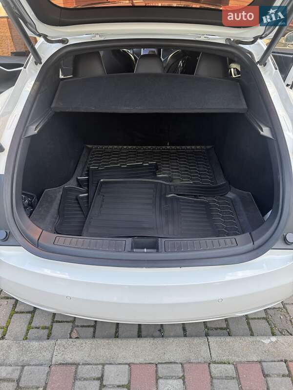 Лифтбек Tesla Model S 2017 в Ивано-Франковске