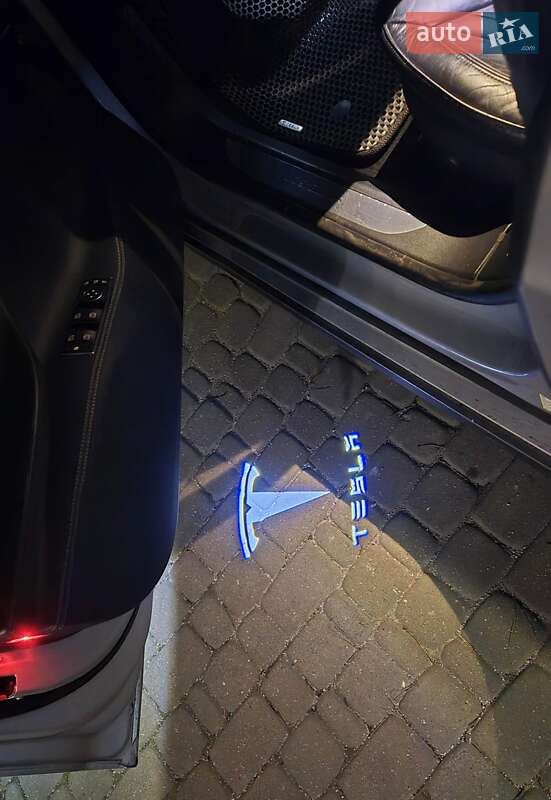 Лифтбек Tesla Model S 2015 в Киеве фото 2 Лифтбек Tesla Model S 2015 в Киеве