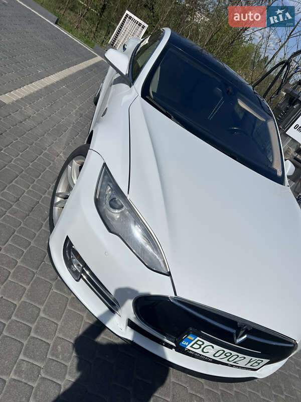 Лифтбек Tesla Model S 2015 в 